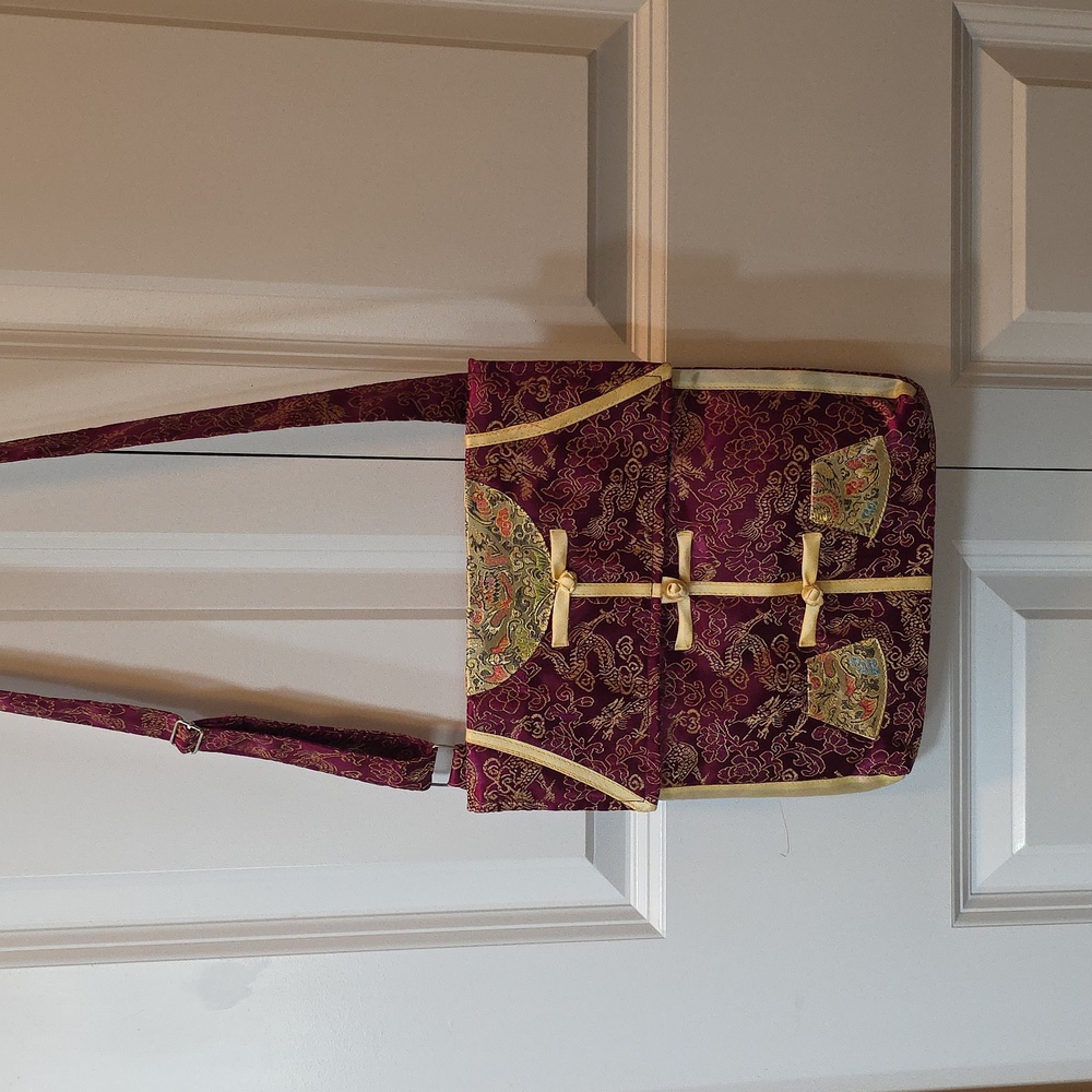 Vintage Y2K Chinese-style magenta brocade Crossbody with frog knot closures🌸